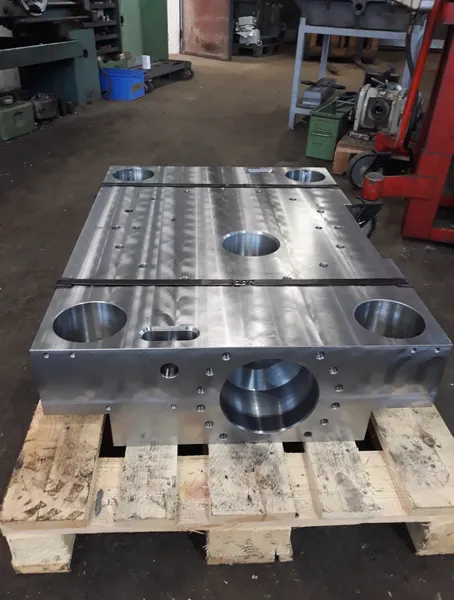 Plate for a pressing device